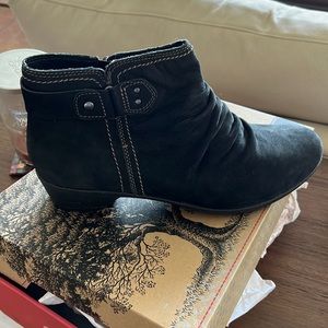 Cobb Hill New ankle boot/ bootie suede size 11 black